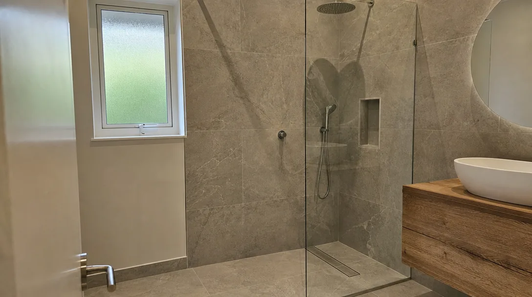 Baño reformado con ducha y mampara de cristal en Sant Boi