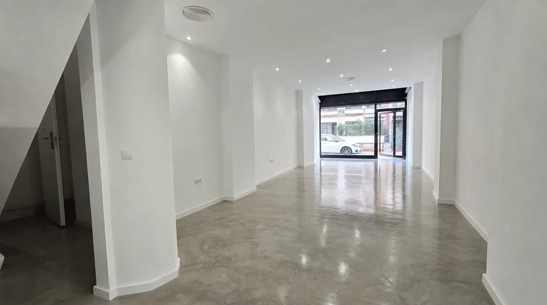 Local comercial con humedades reparado en Sant Boi de Llobregat